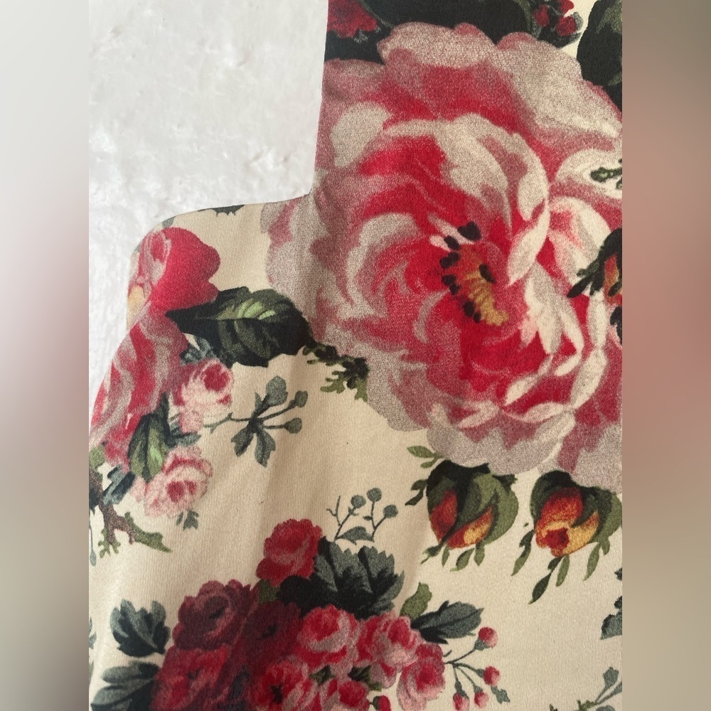 NWT Zara v-neck crop top, cream/green/pink brocade floral design, zip back; XS - Picture 2 of 8